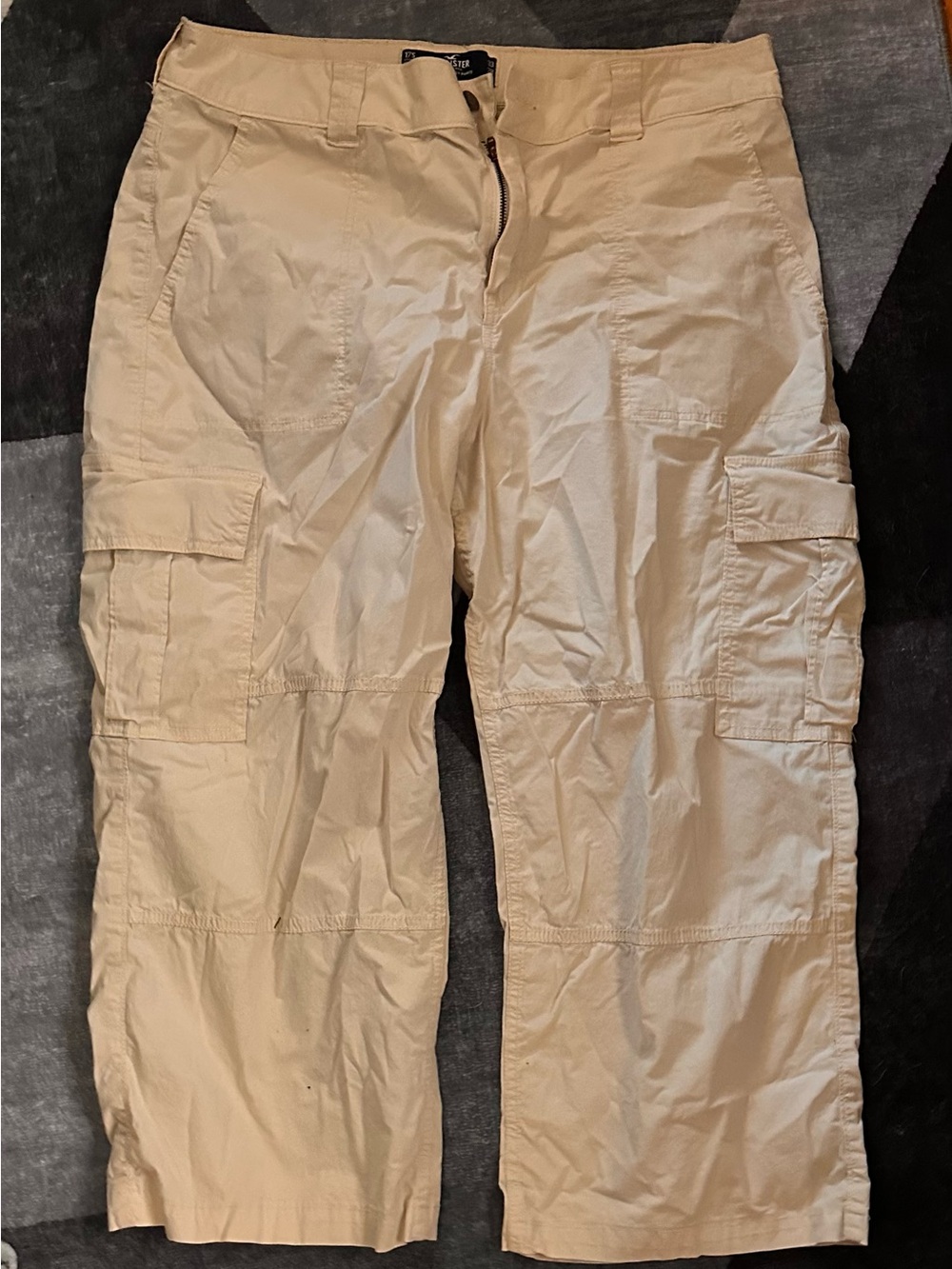 Hollister Cream High-Rise Baggy Jeans with Black Logo Label - Picture 2 of 2